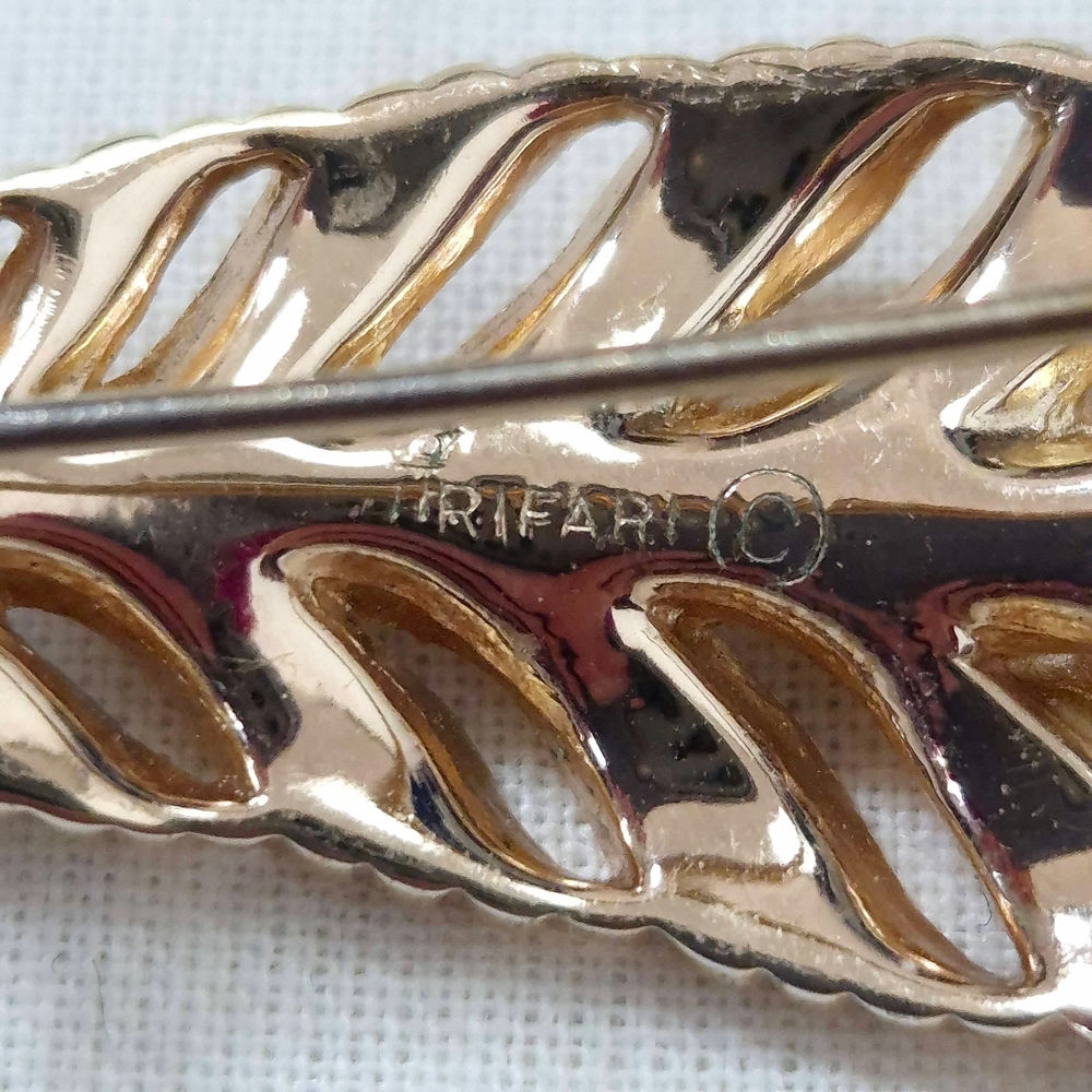 Spilla Trifari a forma di piuma