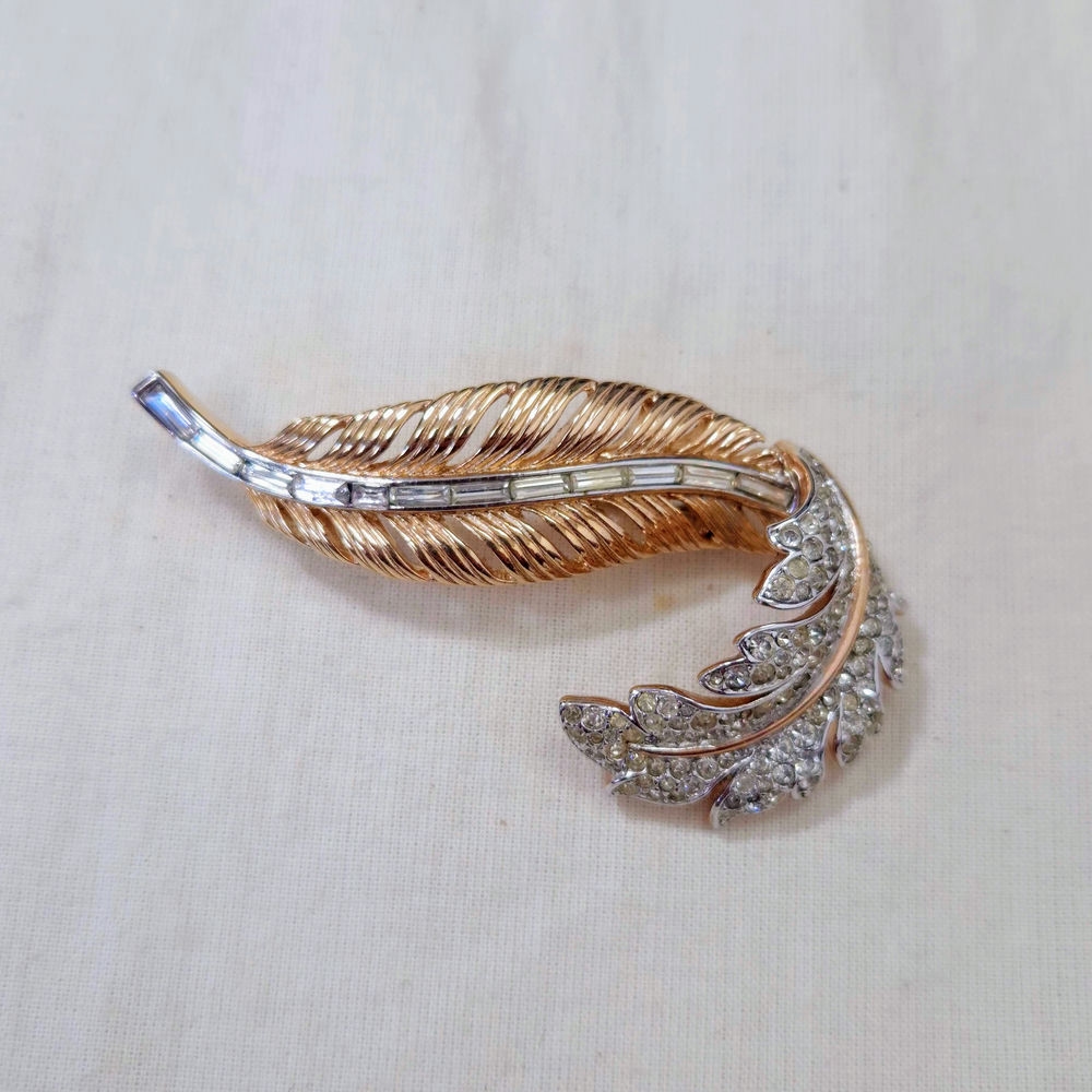 Spilla Trifari a forma di piuma - immagine 3