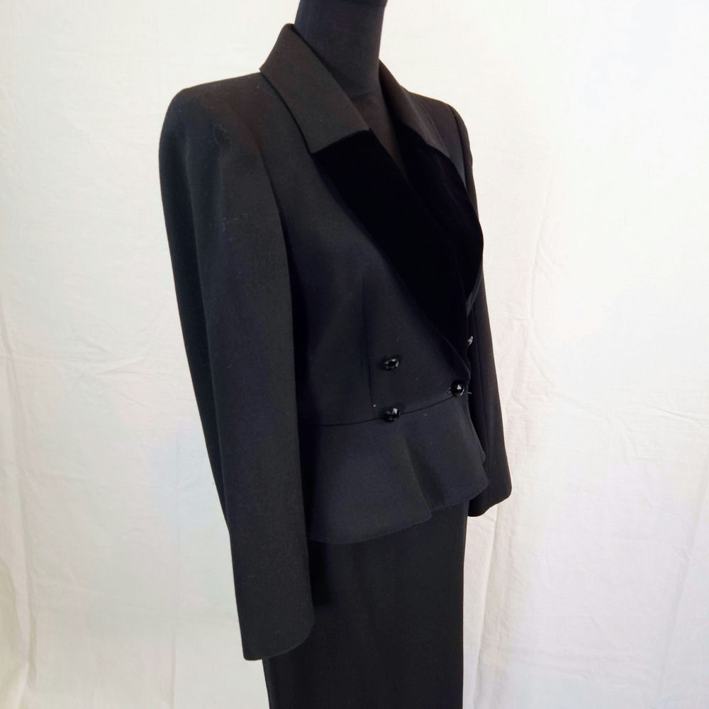 women black skirt suit