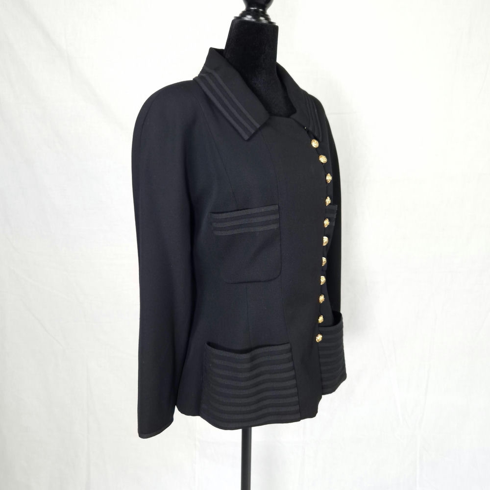 chanel con bottoni dorati