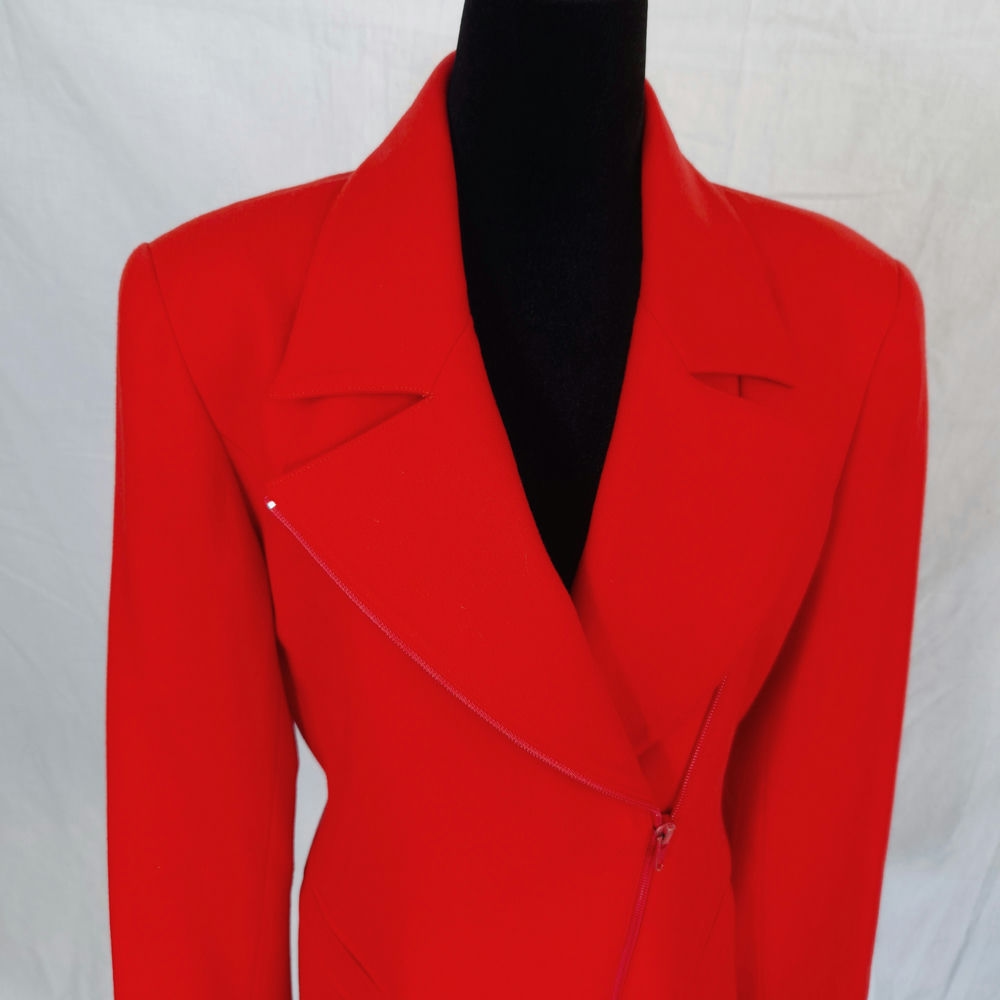 giacca rossa asimmetrica