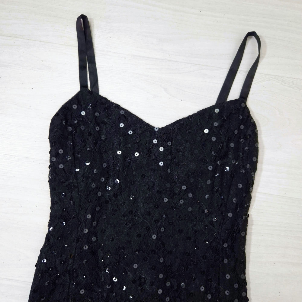 abito nero con paillettes