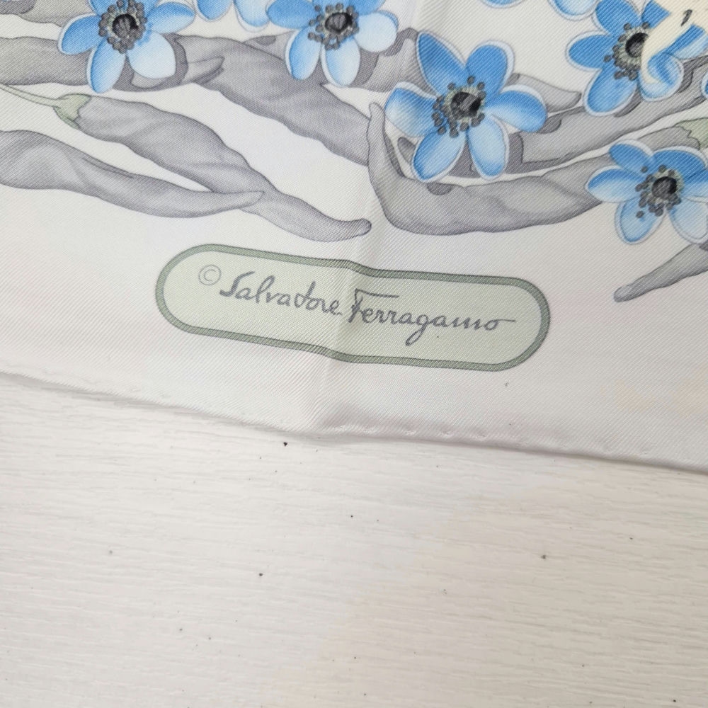Foulard Ferragamo grigio e azzurro in seta