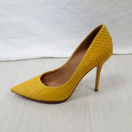 scarpe gialle a punta