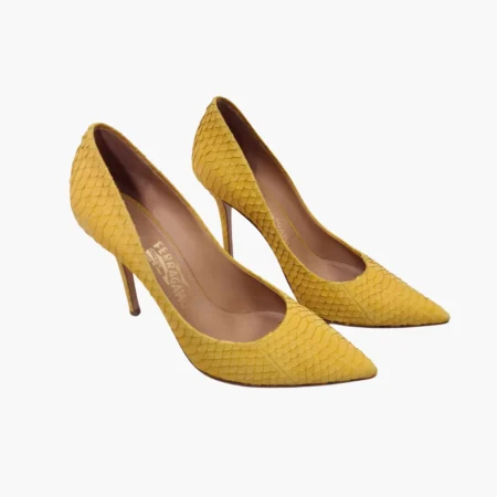 scarpe gialle a punta