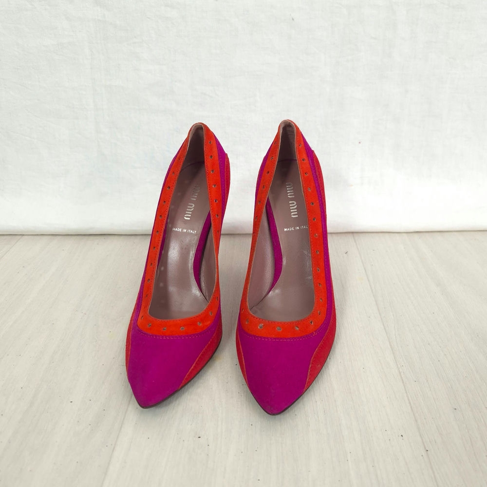 scarpe scamosciate viola e rosse