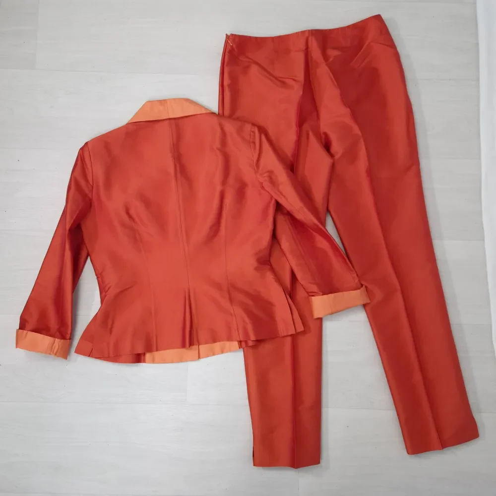 orange outfit