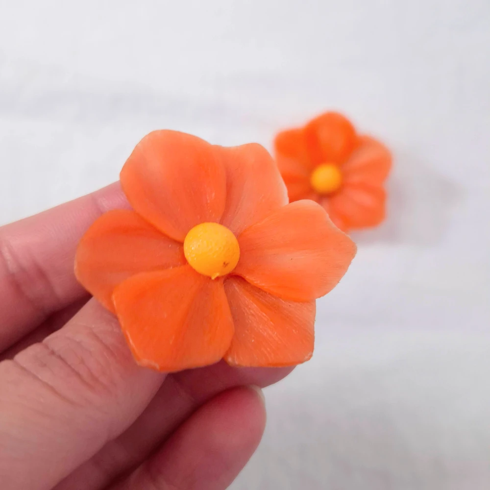 Orecchini arancioni a fiori vintage anni '50 - immagine 2