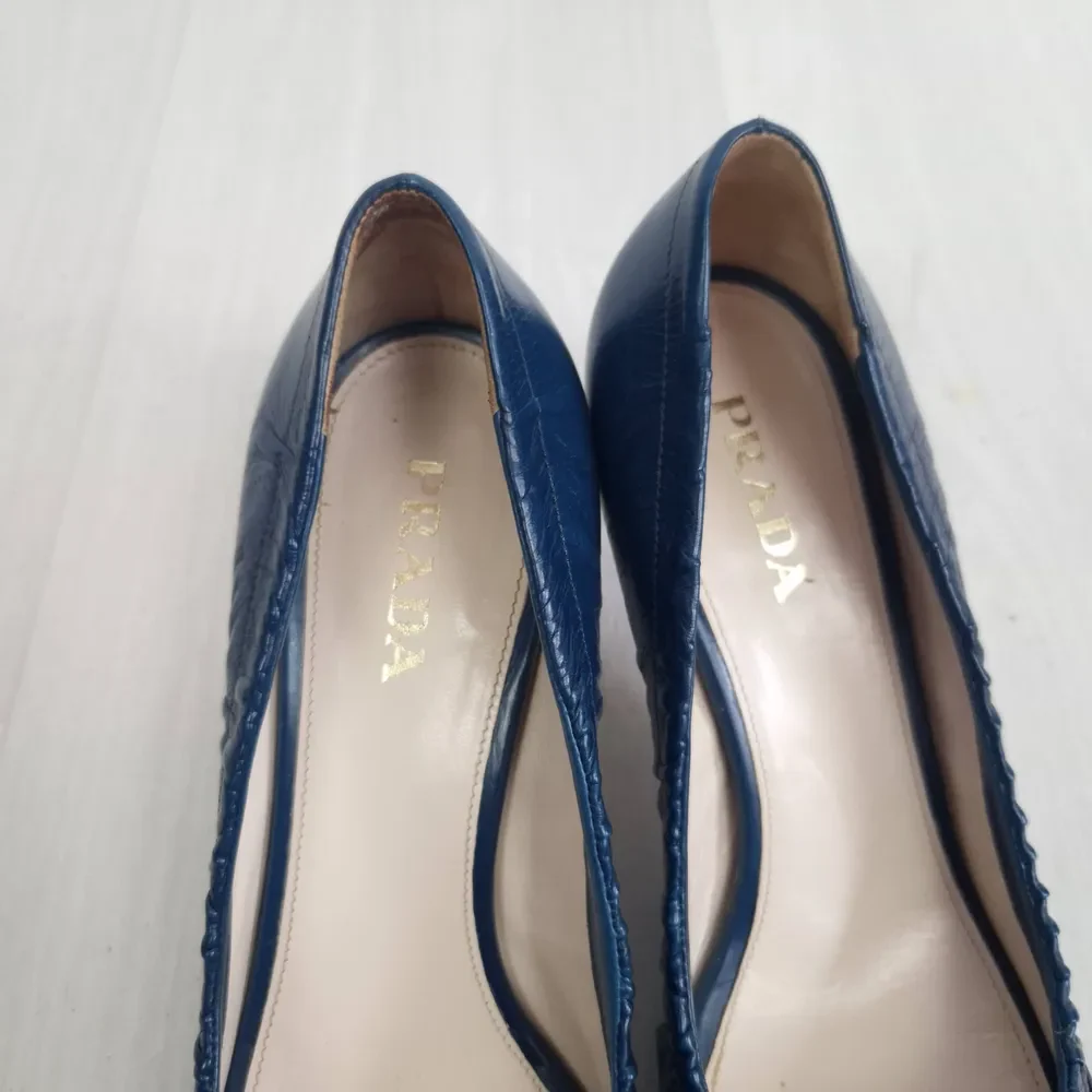 Scarpe Prada con tacco in pelle blu petrolio