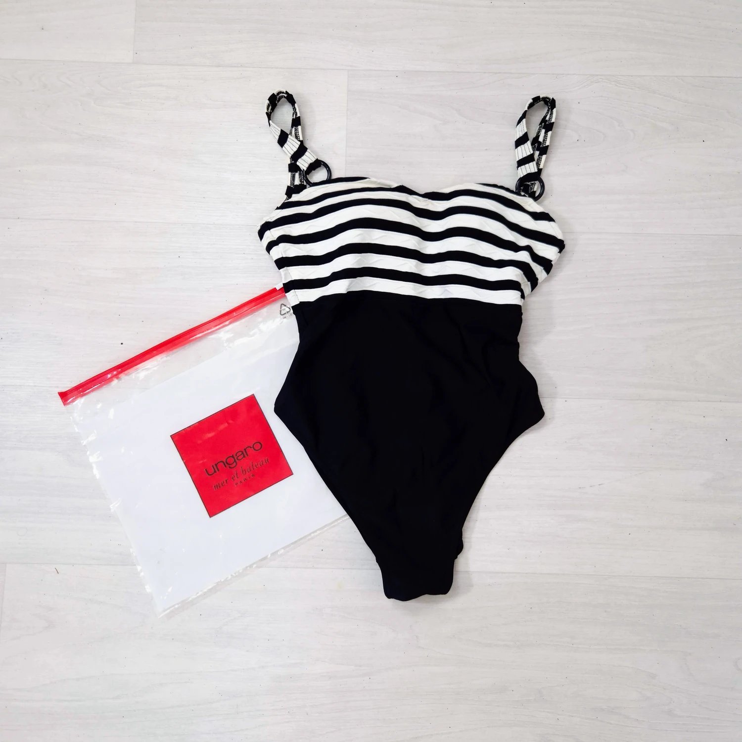 costume bianco e nero a righe