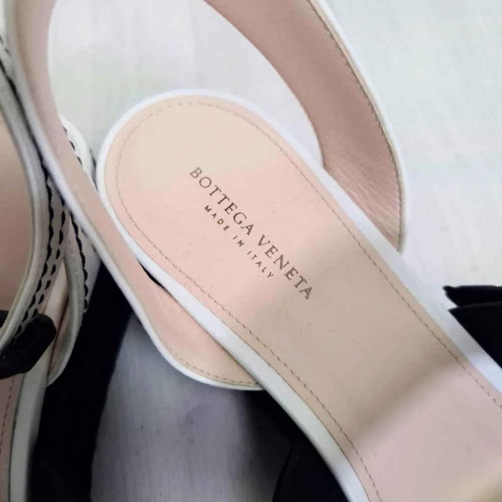 Sandali Bottega Veneta bianchi e neri in pelle