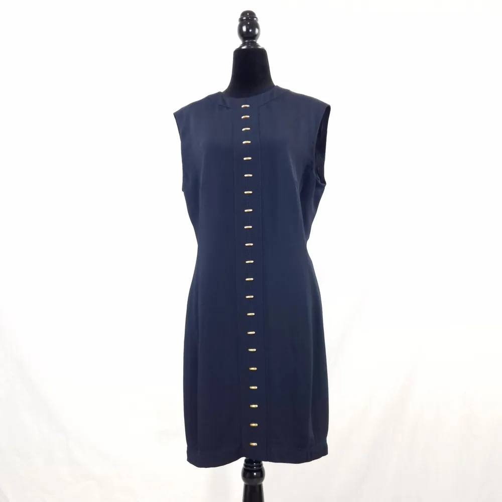 vestito con bottoni