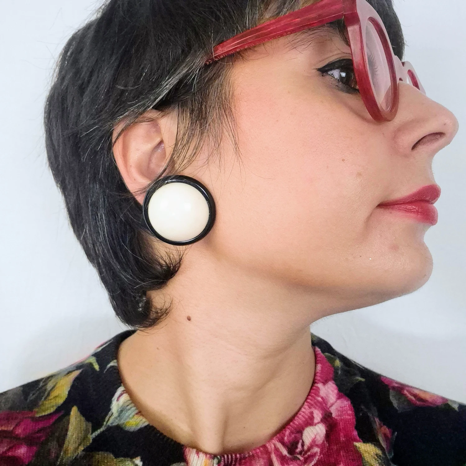 Orecchini bianchi e neri vintage 60s - immagine 2