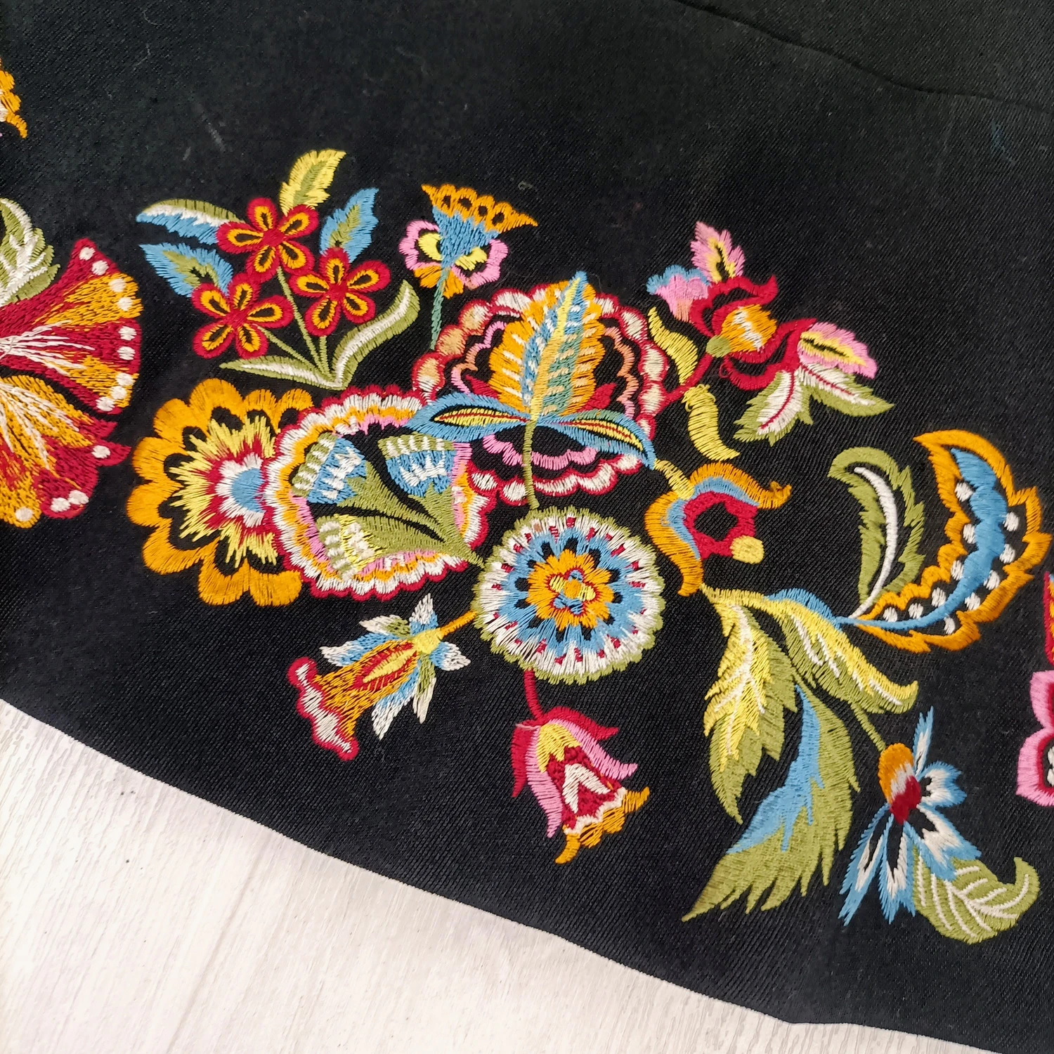 Gonna nera con ricami floreali Kenzo Paris vintage - immagine 2