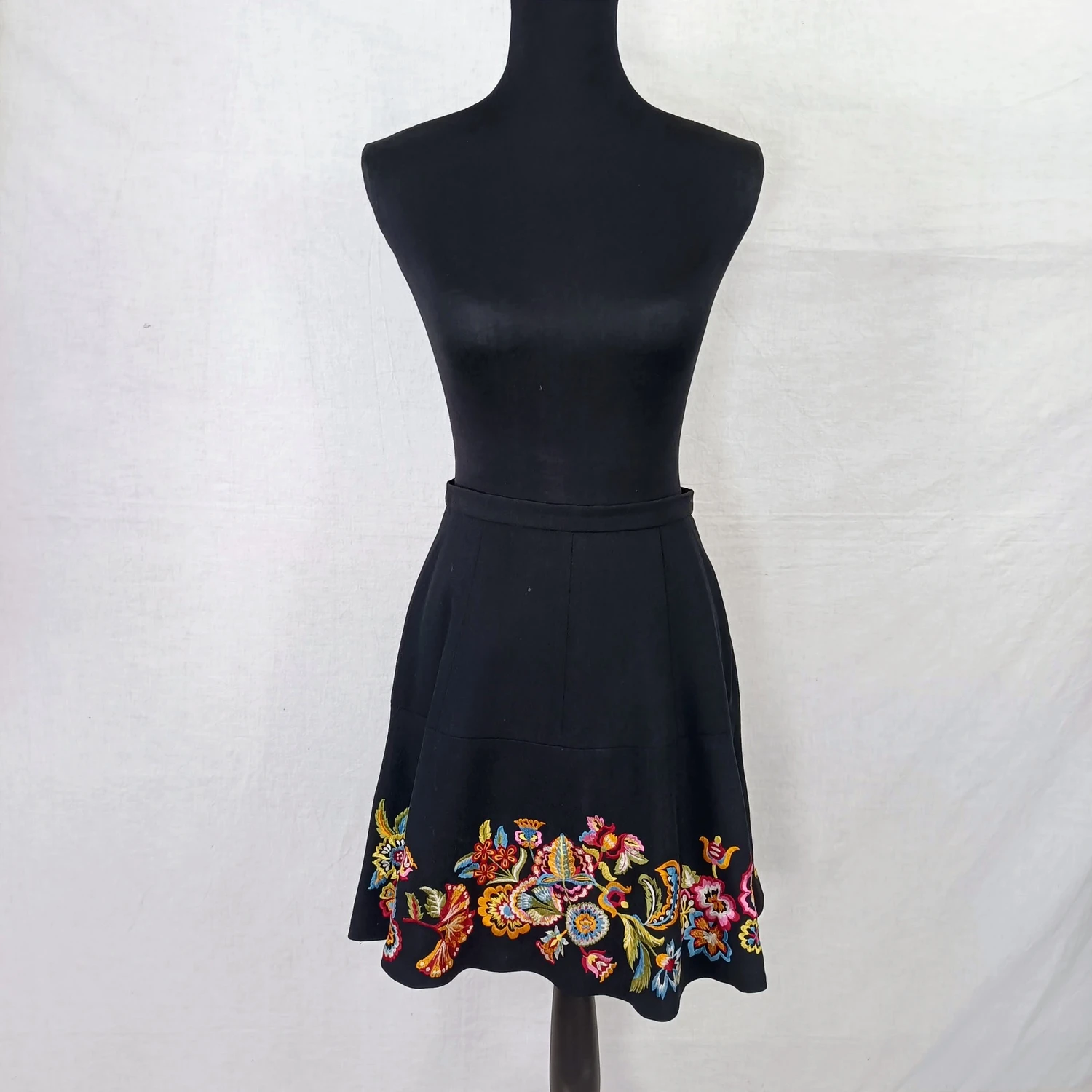 Gonna nera con ricami floreali Kenzo Paris vintage - immagine 4