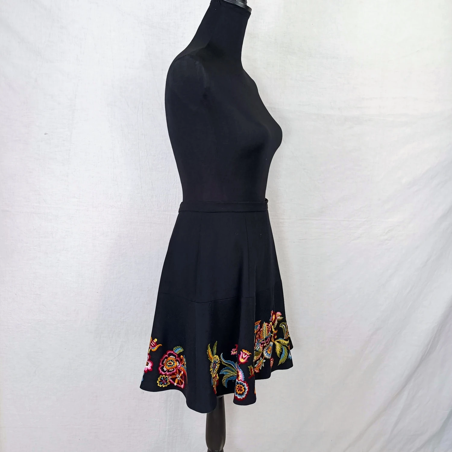 Gonna nera con ricami floreali Kenzo Paris vintage - immagine 5