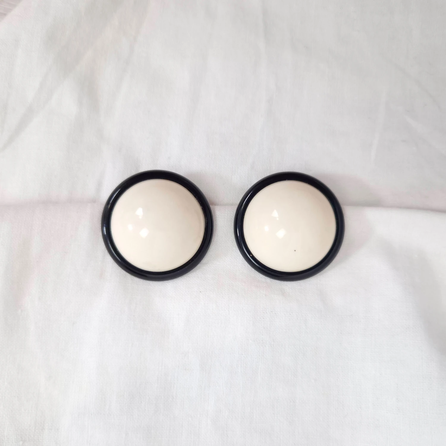 Orecchini bianchi e neri vintage 60s